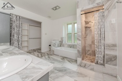Spacious 3-bedroom, 2-bath home offering over 2,300 sq ft in a - photo 18