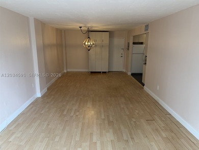 Highly Desirable (2-bedroom, 1-bath) END unit in the B Bldg at - photo 2