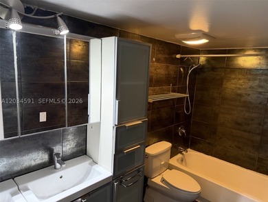 Highly Desirable (2-bedroom, 1-bath) END unit in the B Bldg at - photo 9