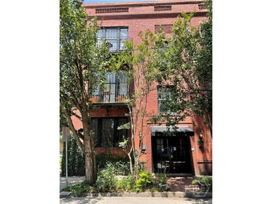 Experience the allure of historic Savannah in this exquisite - photo 4