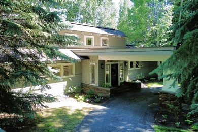 Elegant custom home with a detached guest house in Starweather - photo 1