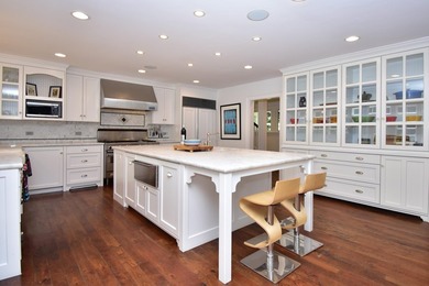 Elegant custom home with a detached guest house in Starweather - photo 5