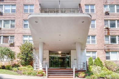 Welcome to 4555 Henry Hudson Pkwy #805 at Briar Oaks, a bright - photo 38