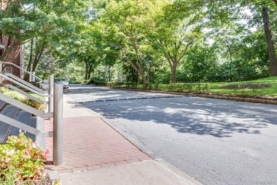 Welcome to 4555 Henry Hudson Pkwy #805 at Briar Oaks, a bright - photo 42