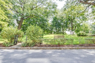 Welcome to 4555 Henry Hudson Pkwy #805 at Briar Oaks, a bright - photo 44