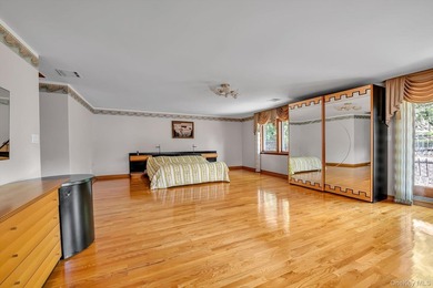 Welcome to your new home. This magnificent custom-built brick - photo 13