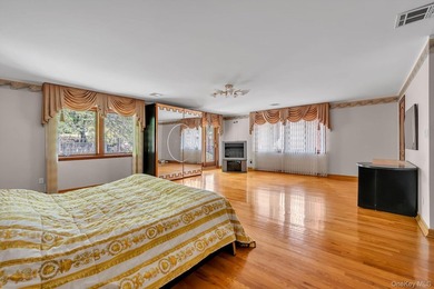 Welcome to your new home. This magnificent custom-built brick - photo 14