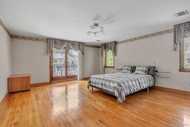 Welcome to your new home. This magnificent custom-built brick - photo 17