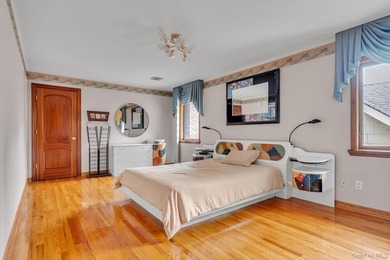 Welcome to your new home. This magnificent custom-built brick - photo 18