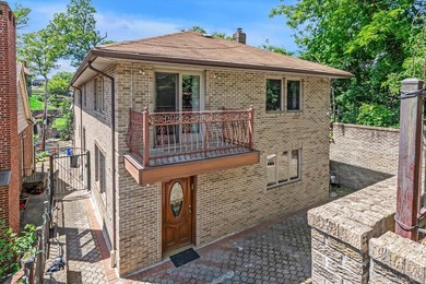 Welcome to your new home. This magnificent custom-built brick - photo 20