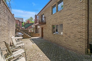 Welcome to your new home. This magnificent custom-built brick - photo 21