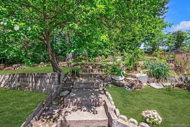 Welcome to your new home. This magnificent custom-built brick - photo 22