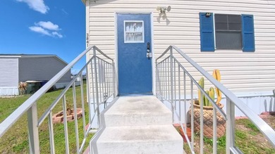 This 2002 double-wide manufactured home offers 3 bedrooms and 2 - photo 5