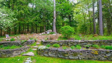 Welcome to this well-maintained Colonial-style home offering 3 - photo 11