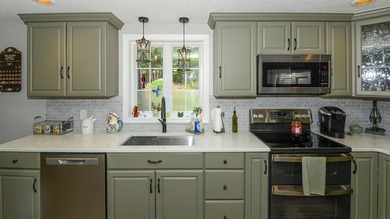 Welcome to this well-maintained Colonial-style home offering 3 - photo 15