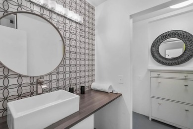 Light and bright, this move-in ready unit is filled with natural - photo 17