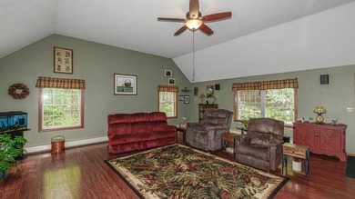 Welcome to this well-maintained Colonial-style home offering 3 - photo 28