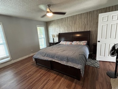 Spacious 3-Bedroom Pool Home in Desirable La Mancha - No HOA! - photo 12