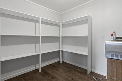 Beautiful FULLY remodeled 2 bedroom 2 bathroom 2nd tier lake - photo 16