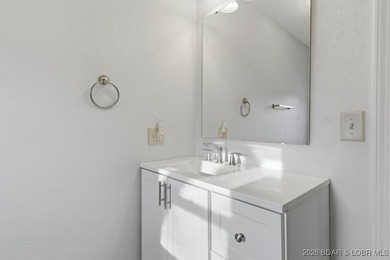 Beautiful FULLY remodeled 2 bedroom 2 bathroom 2nd tier lake - photo 20