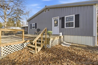 Beautiful FULLY remodeled 2 bedroom 2 bathroom 2nd tier lake - photo 25