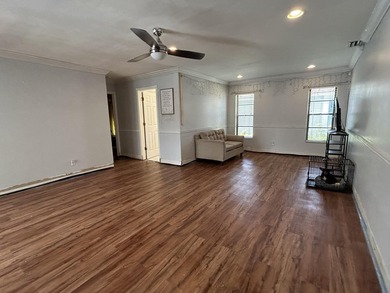 Spacious 3-Bedroom Pool Home in Desirable La Mancha - No HOA! - photo 25