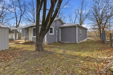 Beautiful FULLY remodeled 2 bedroom 2 bathroom 2nd tier lake - photo 29