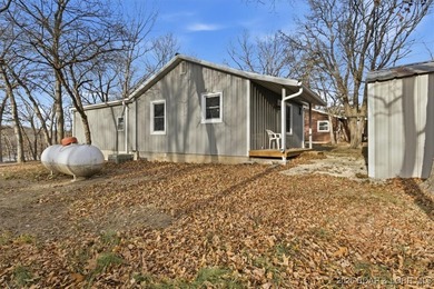 Beautiful FULLY remodeled 2 bedroom 2 bathroom 2nd tier lake - photo 30