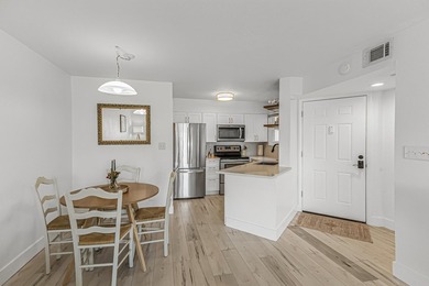 Rare opportunity just 1/2 mile from the beach! This updated 1 - photo 4