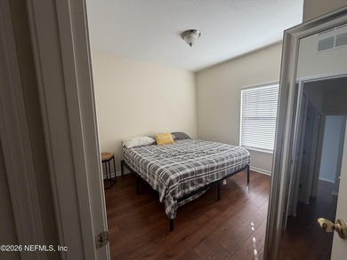 Amazing location close to nightlife, the beach, shopping, and - photo 8