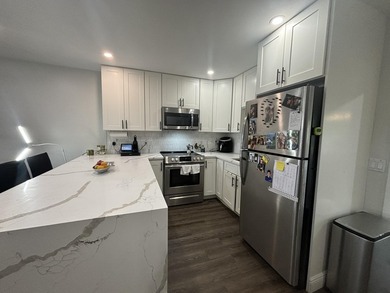 Welcome to this stunningly updated 2-bedroom, 1-bath villa! - photo 14