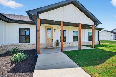 Lake Texoma Home For Sale in Sadler Texas