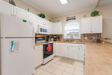 Fully furnished, third floor end unit condo located in Magnolia - photo 11
