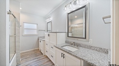 Lake life, your way! This waterfront property was carefully and - photo 14