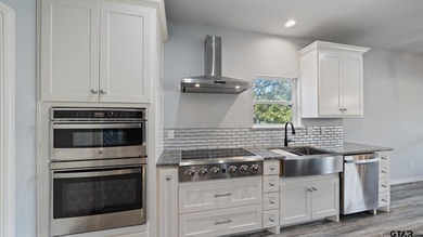 Lake life, your way! This waterfront property was carefully and - photo 23