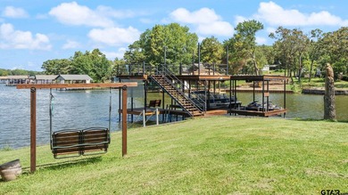 Lake life, your way! This waterfront property was carefully and - photo 27