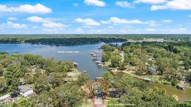 Lake life, your way! This waterfront property was carefully and - photo 29