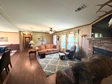 WELL CARED FOR AND LOVED! Immaculate 3/2 DWMH, 2014, Split Floor - photo 12
