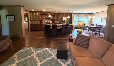 WELL CARED FOR AND LOVED! Immaculate 3/2 DWMH, 2014, Split Floor - photo 13