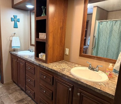 WELL CARED FOR AND LOVED! Immaculate 3/2 DWMH, 2014, Split Floor - photo 21