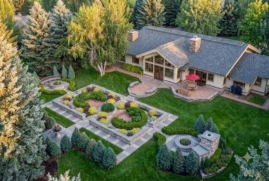 This immaculately maintained cottage offers rare single-level - photo 1