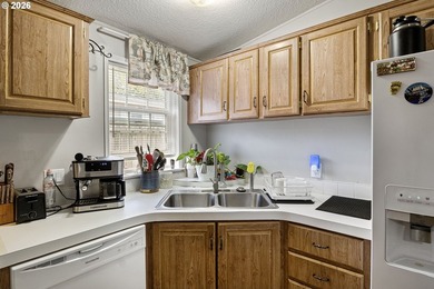 3 bed, 2 bath Fleetwood home with a nice open layout. The - photo 12