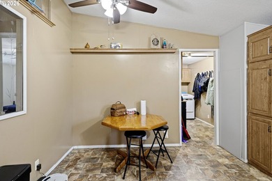 3 bed, 2 bath Fleetwood home with a nice open layout. The - photo 13