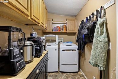 3 bed, 2 bath Fleetwood home with a nice open layout. The - photo 14