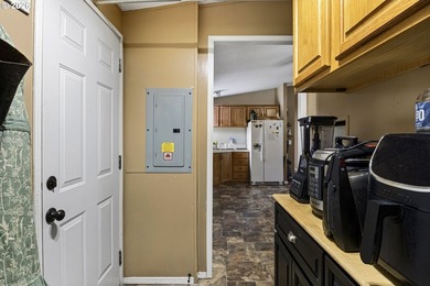 3 bed, 2 bath Fleetwood home with a nice open layout. The - photo 15