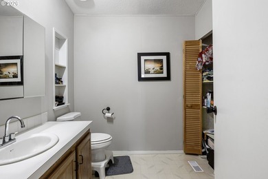 3 bed, 2 bath Fleetwood home with a nice open layout. The - photo 17