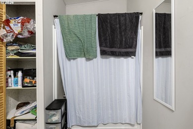 3 bed, 2 bath Fleetwood home with a nice open layout. The - photo 18