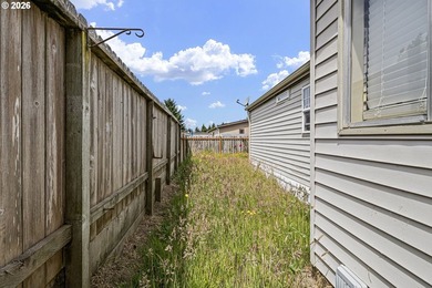 3 bed, 2 bath Fleetwood home with a nice open layout. The - photo 24