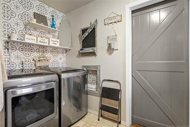 3 bed, 2 bath pretty home in Dougherty. Davis schools. Fiber - photo 15