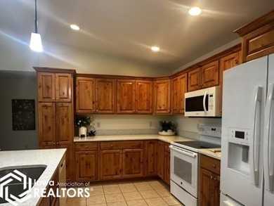 Welcome home to this beautifully designed 3 bedroom, 3 bathroom - photo 35